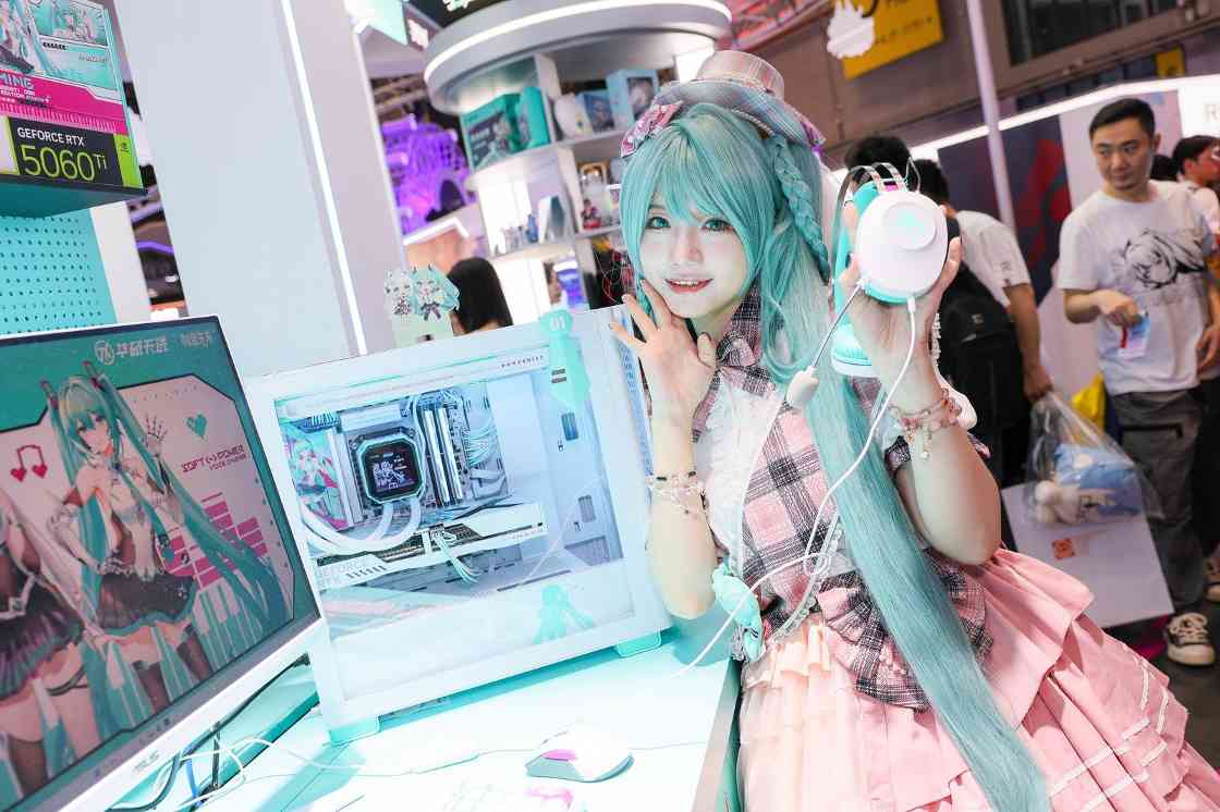 ROG玩+乐园亮相BW2025：初音未来联名主板震撼登场(图7)