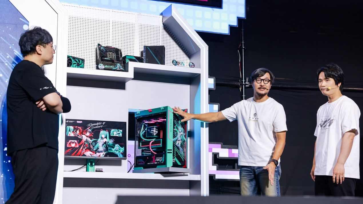 ROG玩+乐园亮相BW2025：初音未来联名主板震撼登场(图3)