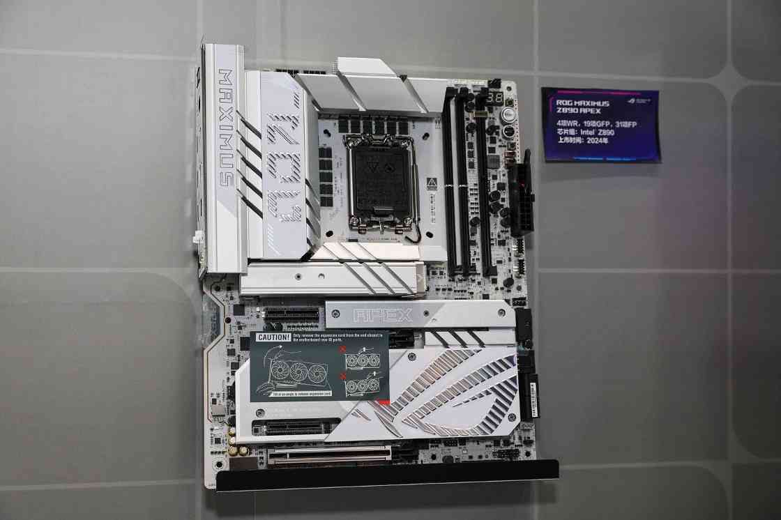 ROG亮相BW2025：超频挑战与背置革新引领硬件新趋势(图4)