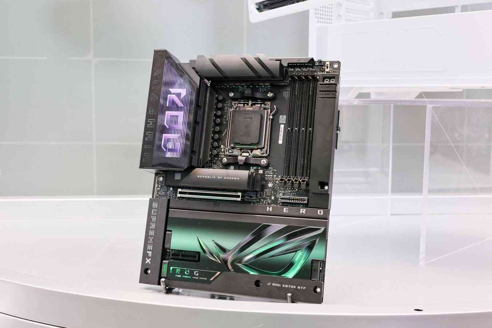 ROG亮相BW2025：超频挑战与背置革新引领硬件新趋势(图8)