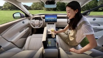 岚图FREE+搭载英得尔车载冰箱 智能座舱引领高端出行(图4)