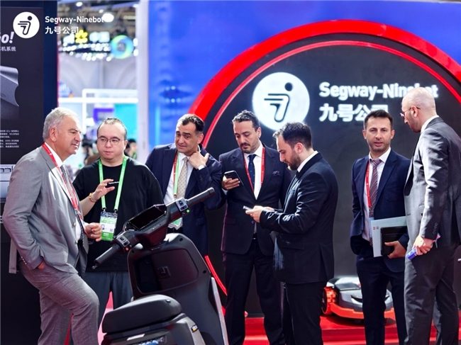 链博会九号电动车展台火爆：专业观众排队咨询，智能安全技术成焦点(图1)