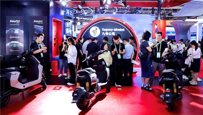 链博会九号电动车展台火爆：专业观众排队咨询，智能安全技术成焦点(图2)