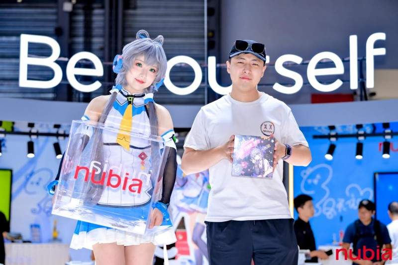 努比亚携手洛天依跨界融合科技与二次元(图3)