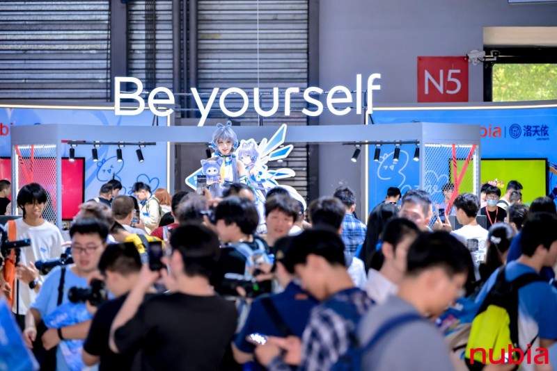 努比亚携手洛天依跨界融合科技与二次元(图2)