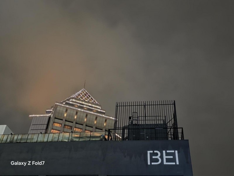 三星折叠屏手机革新突破，Z Fold7与Z Flip7轻薄设计引领科技潮流(图3)