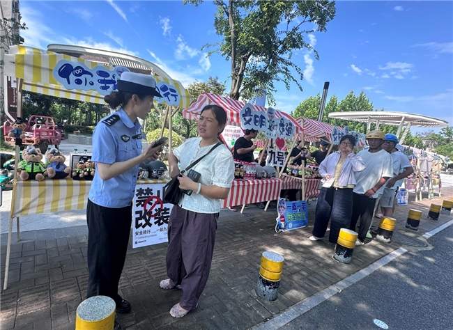 九号电动车携手交警开展安全科普活动提升全民交通安全意识(图2)