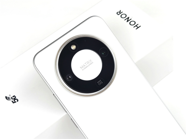 2025防摔最强手机荣耀X70发布：防弹级防护+8300mAh续航(图2)