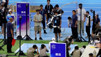 全尺寸双足人形机器人跳高95.641cm夺冠创世界纪录(图2)