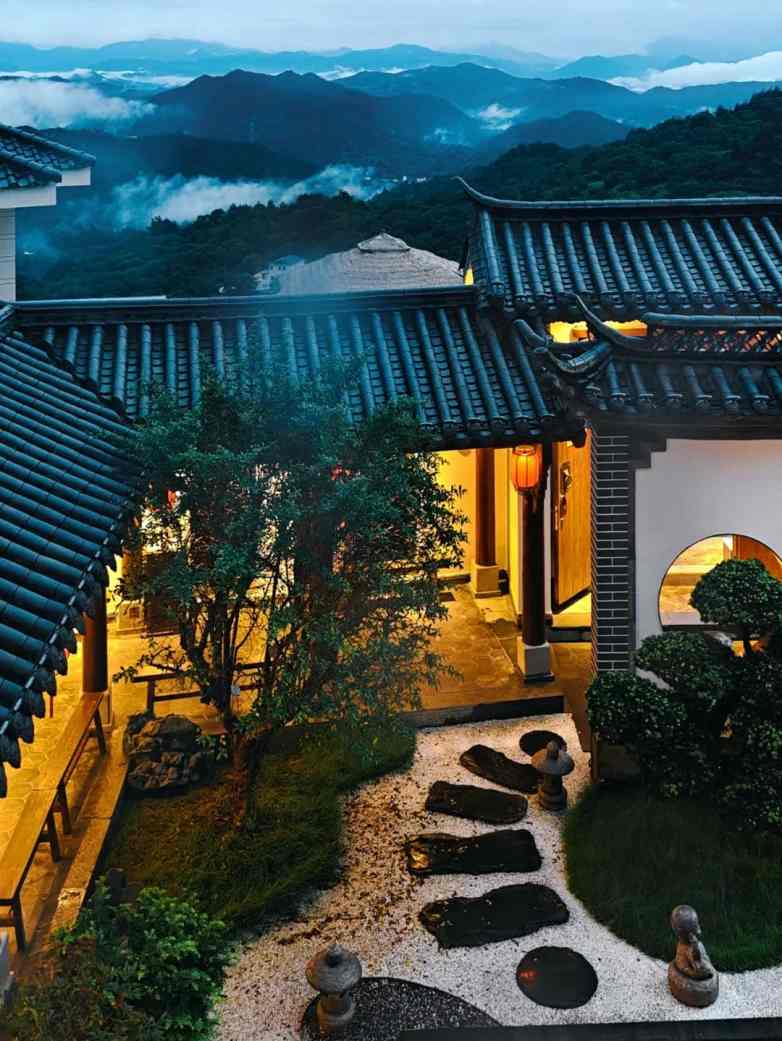 屋檐下的诗意时光：从瓦片到天井的人文美学(图1)