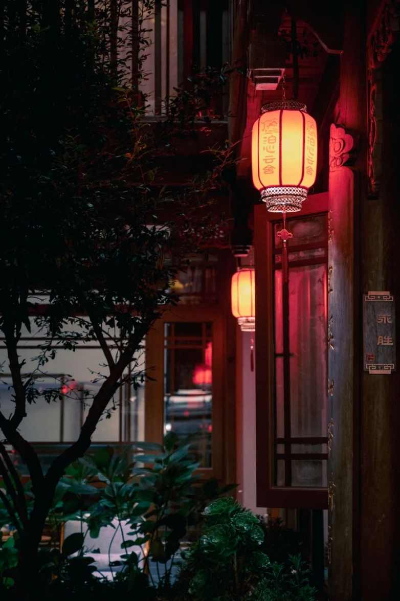 屋檐下的诗意时光：从瓦片到天井的人文美学(图9)