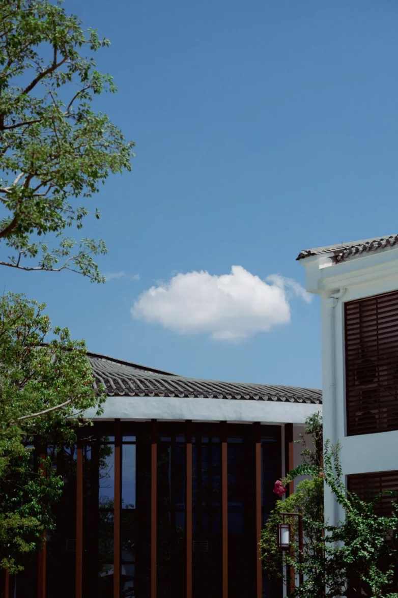 屋檐下的诗意时光：从瓦片到天井的人文美学(图3)