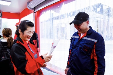 以爱之名关怀一线劳动者 京东家电家居爱心鹊桥站台落地北京亦庄(图3)