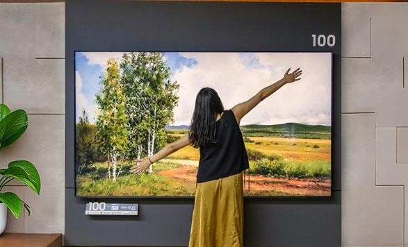 大屏电视进化新篇章：沉浸感与家居美学平衡(图2)