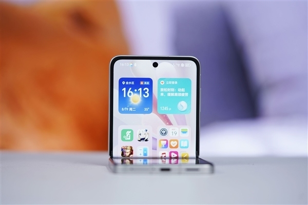 折叠屏手机美学体验 兼具实用与趣味性(图1)