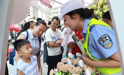 政企联动筑安全防线，吕梁市推进一盔一带宣传(图2)