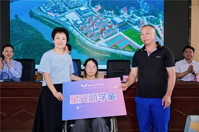 父女共赴大学路 五菱星光S温暖守护(图2)